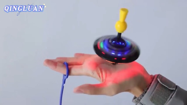 Amazon.co.jp: こまおもちゃ魔法の空飛ぶ円盤UFOのおもちゃLEDライトと